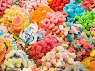 Formas de corazón, rosas y elementos de letras.